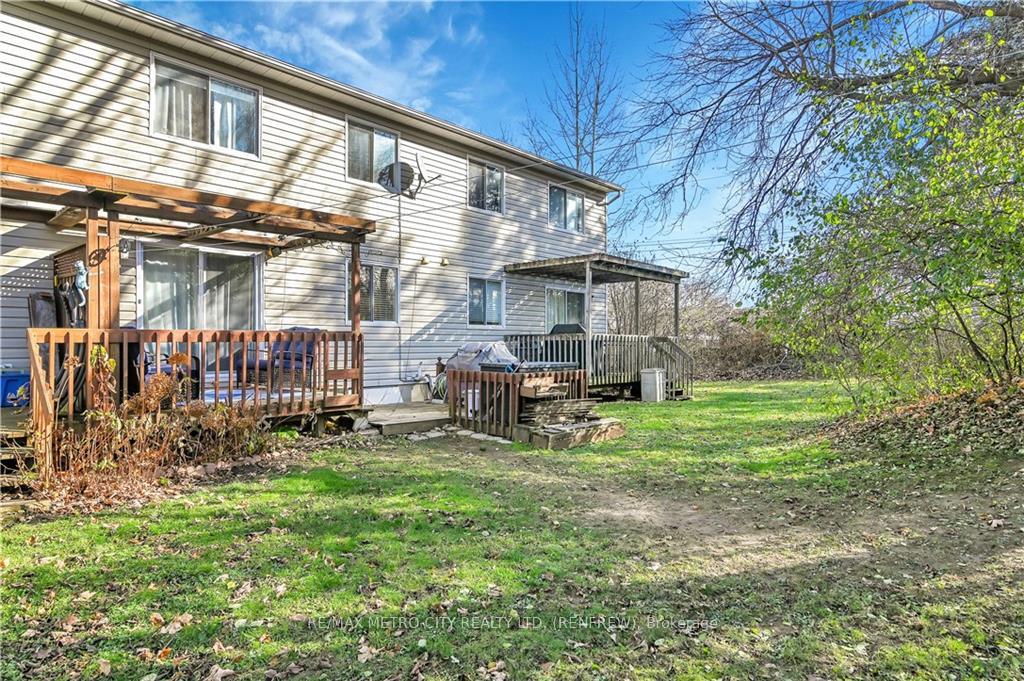 Photo 29 of 327 Airth Boulevard, Renfrew — HOMEH
