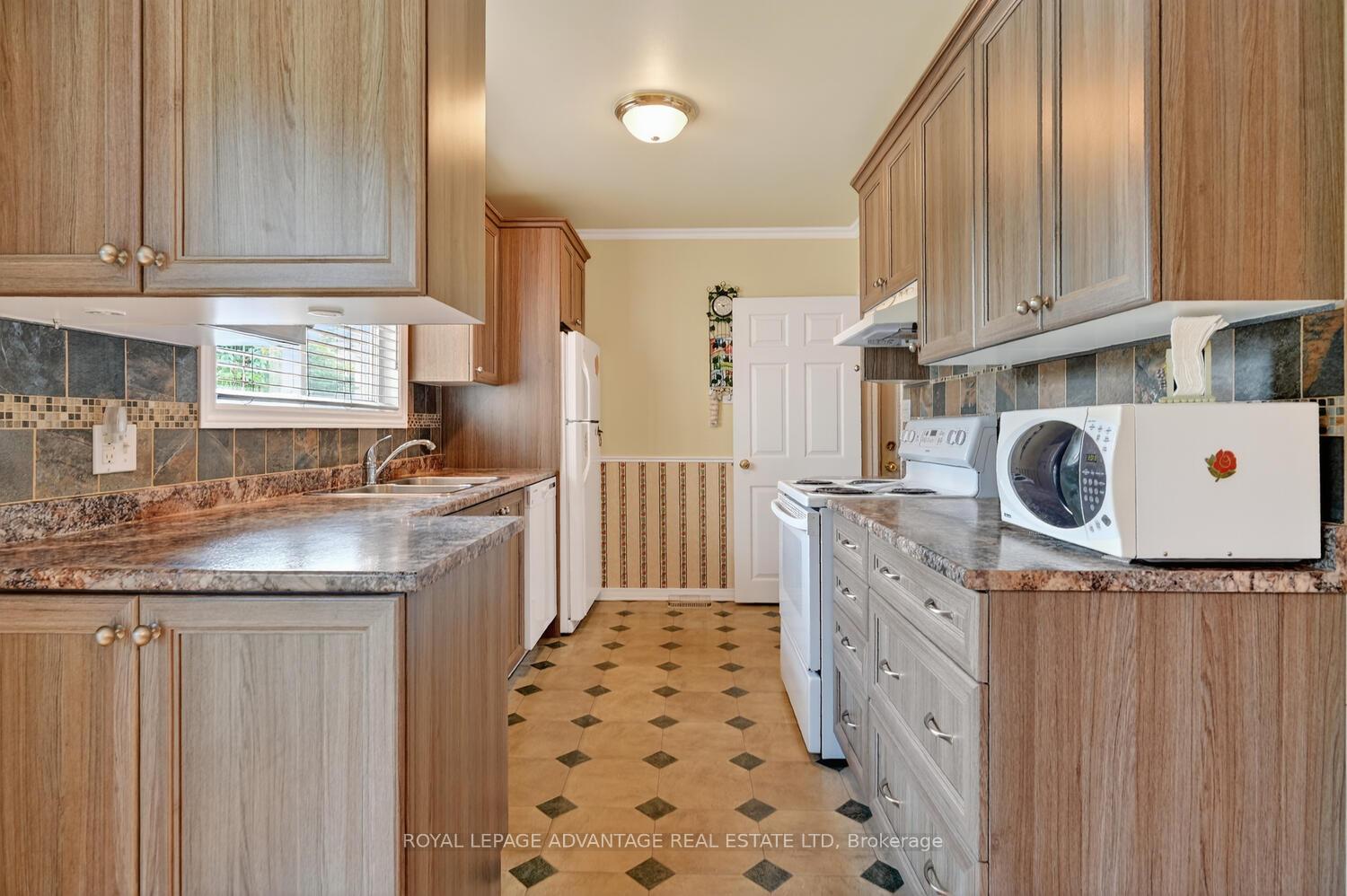 Photo 16 of 245 Allan Street, Smiths Falls — HOMEH
