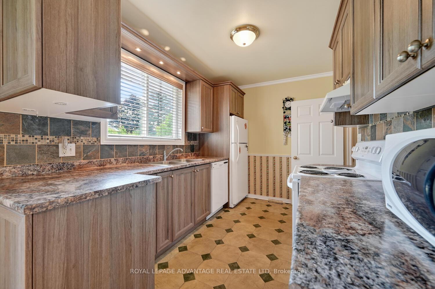 Photo 17 of 245 Allan Street, Smiths Falls — HOMEH