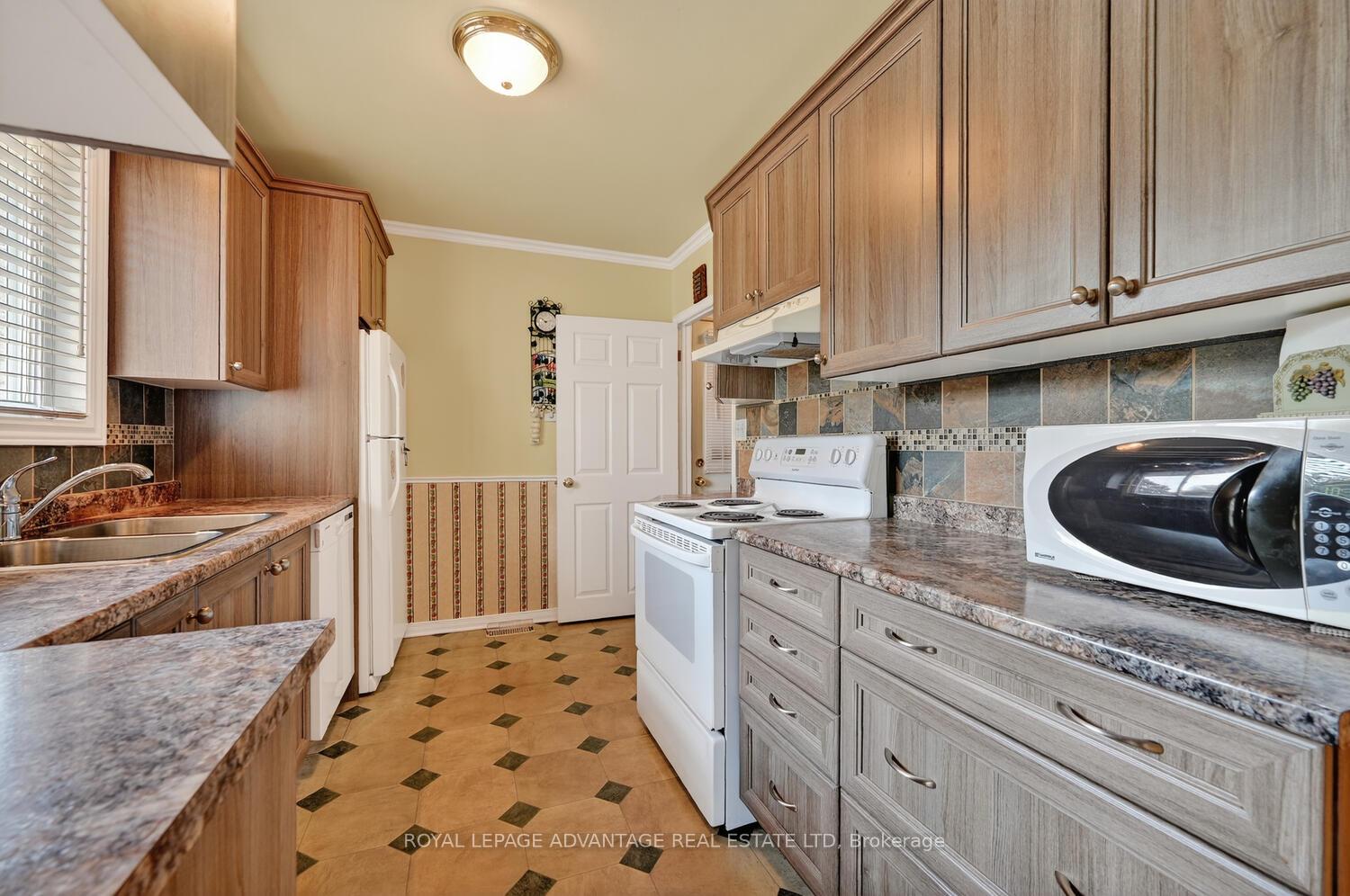 Photo 18 of 245 Allan Street, Smiths Falls — HOMEH