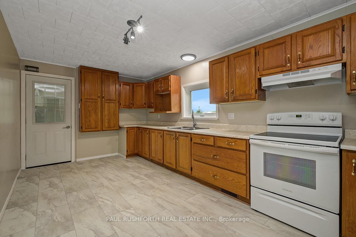 Photo 8 of 1 Winnifred Street S, Smiths Falls — HOMEH