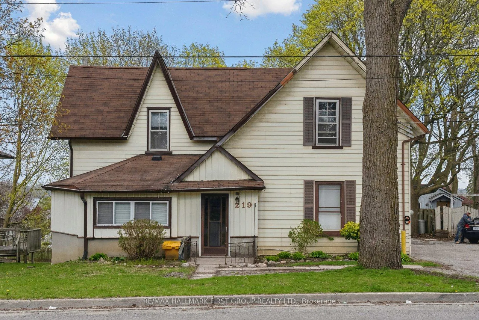 Front of 219 Cochrane Street