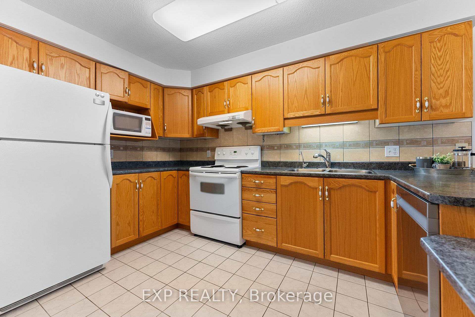 Photo 8 of 432 Mayhew Street, Renfrew — HOMEH