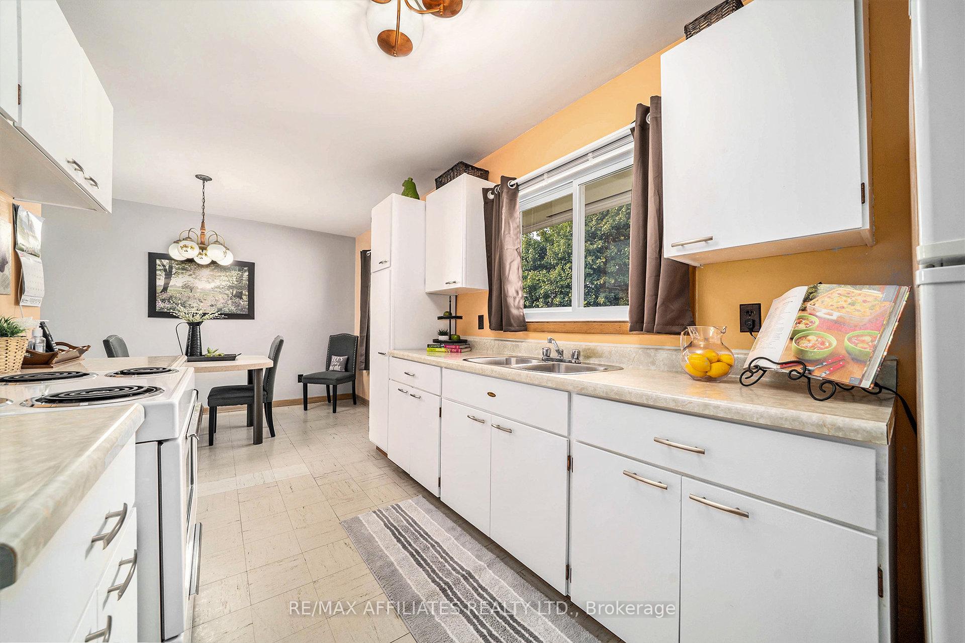 Photo 2 of 195 Isabella Street, Smiths Falls — HOMEH