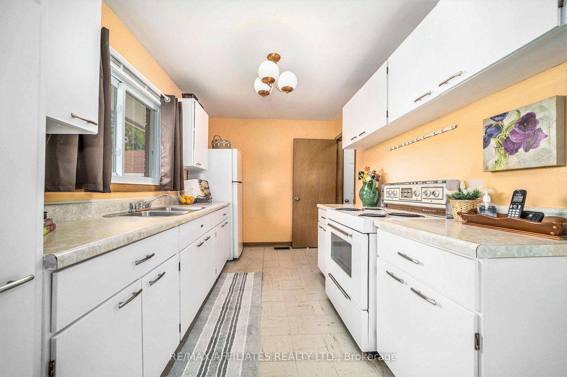 Photo 3 of 195 Isabella Street, Smiths Falls — HOMEH