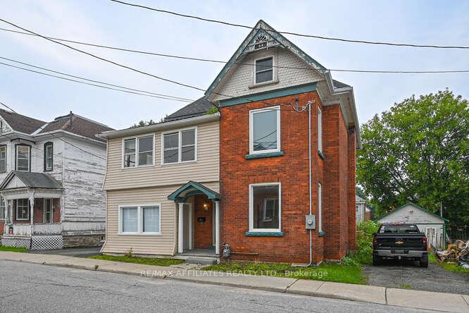 Photo 2 of 28 Kensington Avenue, Smiths Falls — HOMEH