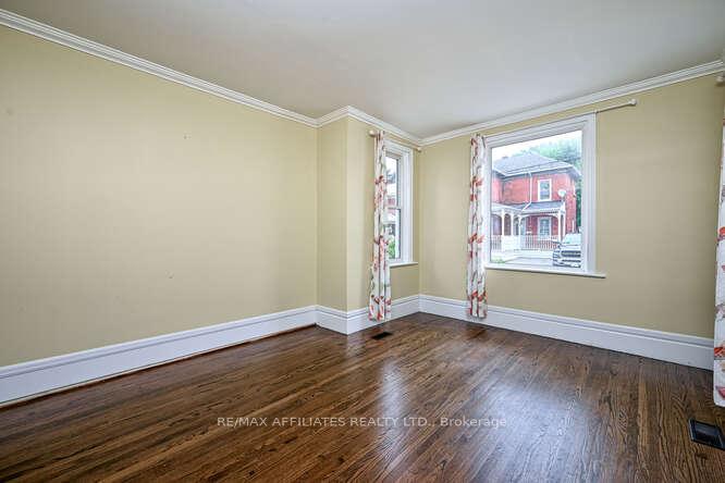 Photo 6 of 28 Kensington Avenue, Smiths Falls — HOMEH