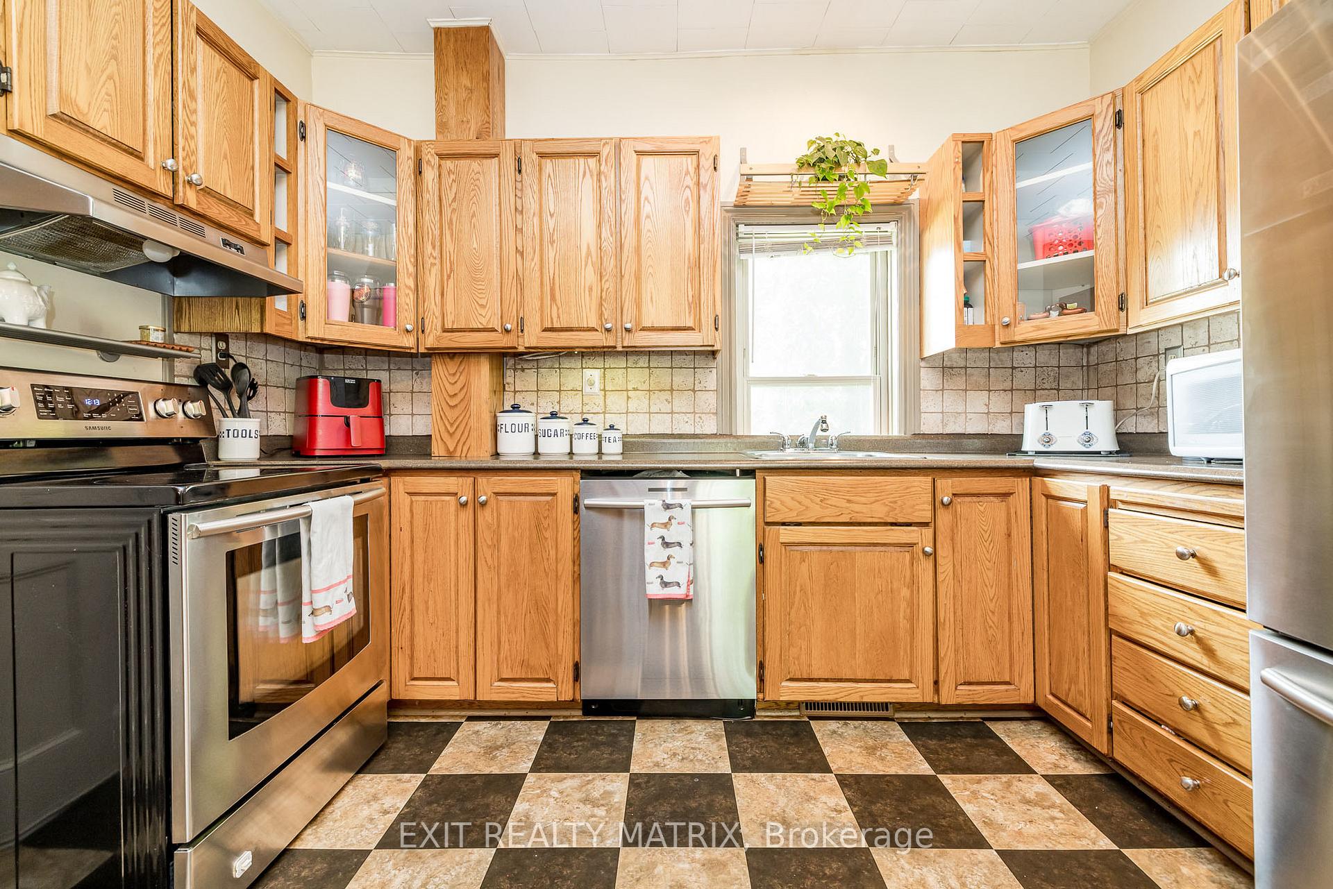 Photo 16 of 62 Russell Street E, Smiths Falls — HOMEH