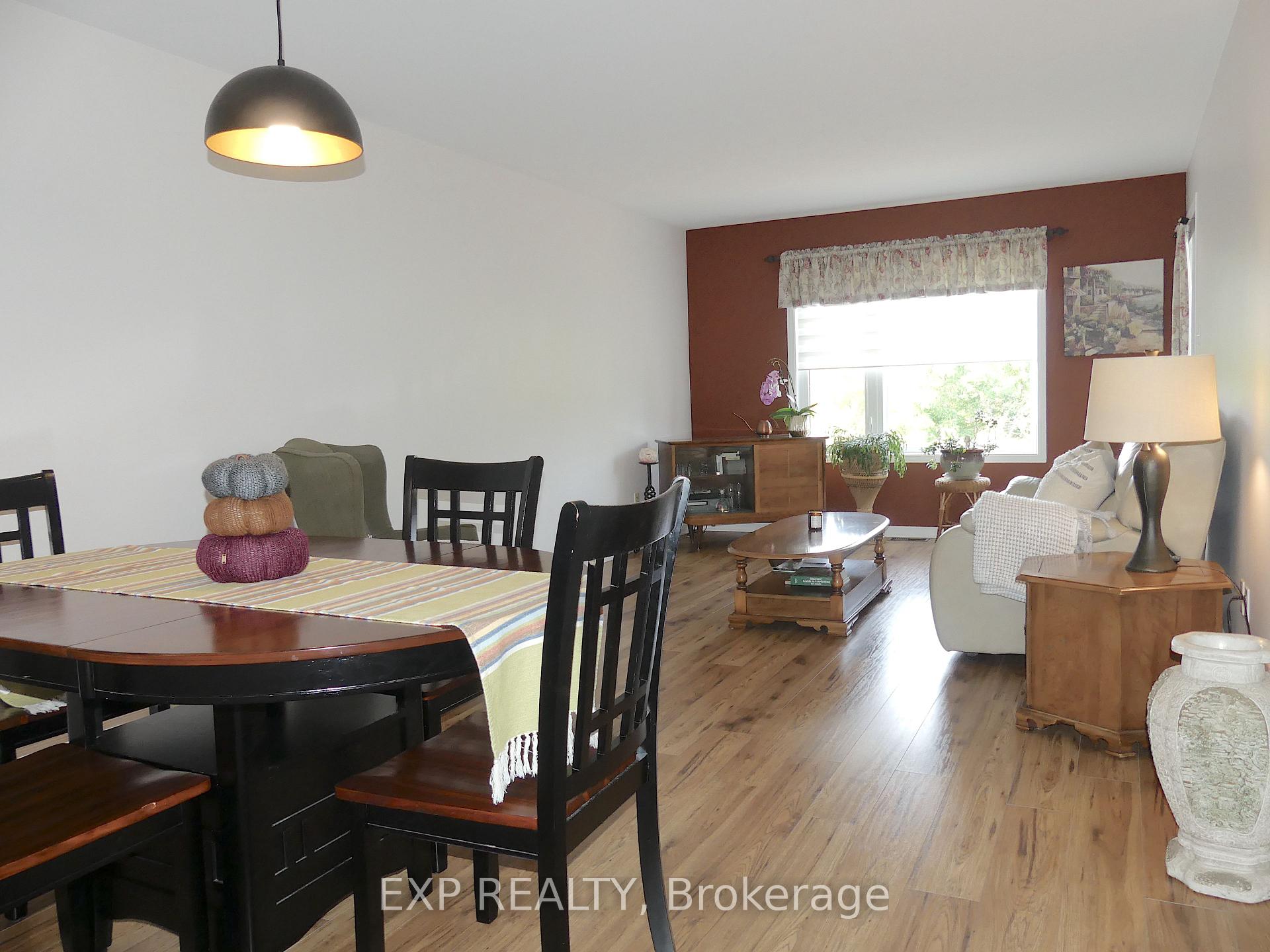 Photo 10 of 862 Eighth Street, Renfrew — HOMEH