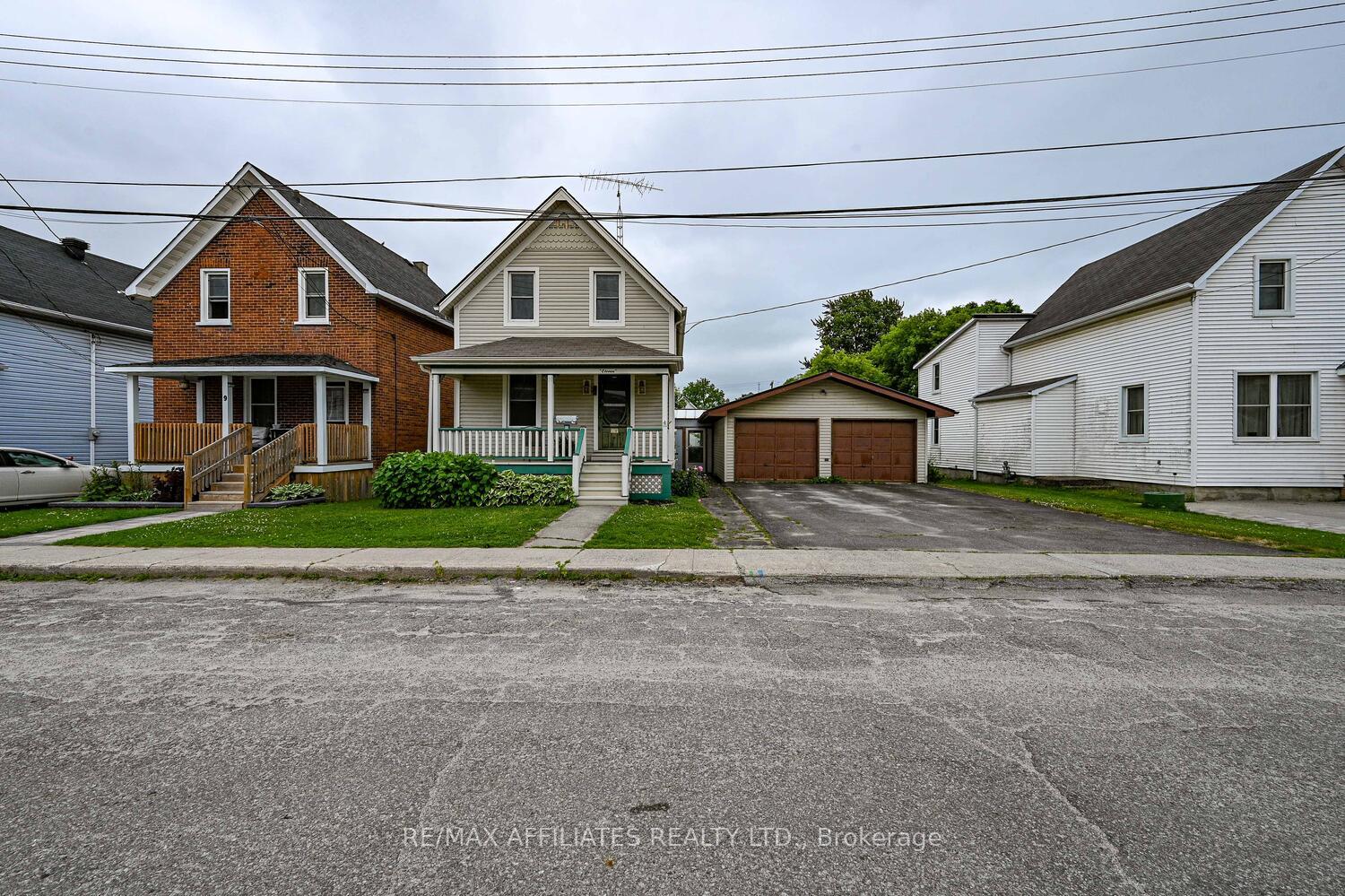Photo 2 of 11 Merrick Street, Smiths Falls — HOMEH