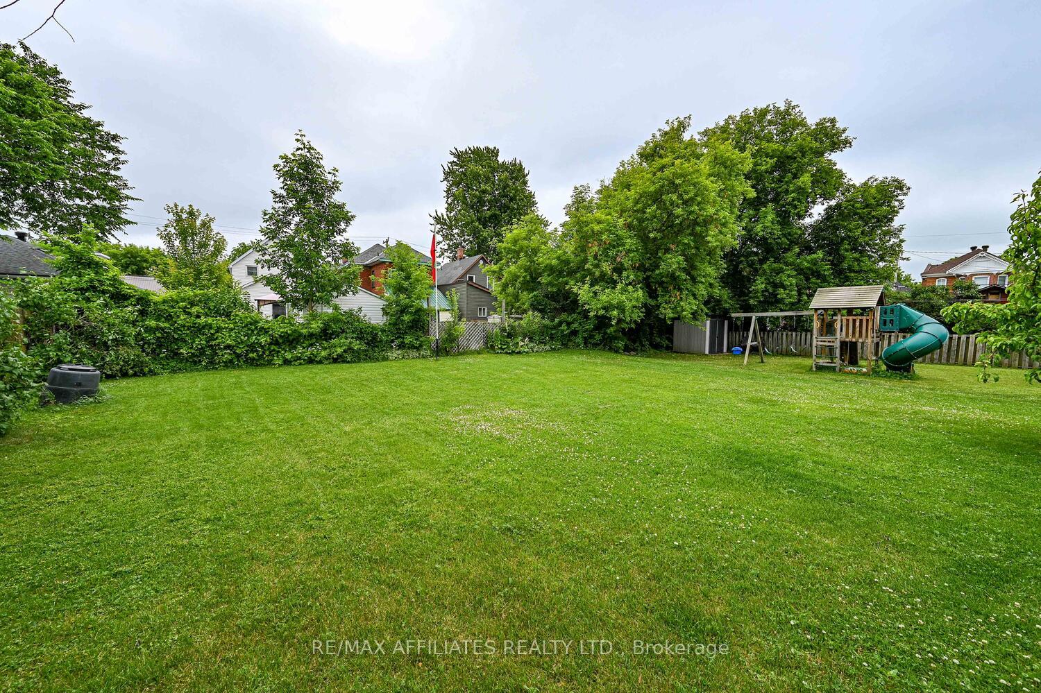 Photo 40 of 11 Merrick Street, Smiths Falls — HOMEH