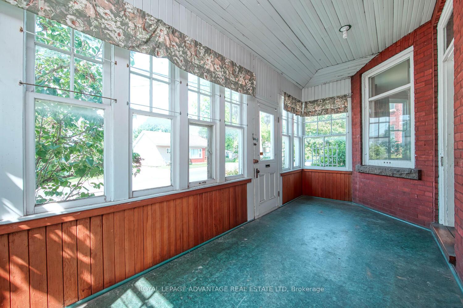 Photo 3 of 11 Elmsley Street S, Smiths Falls — HOMEH