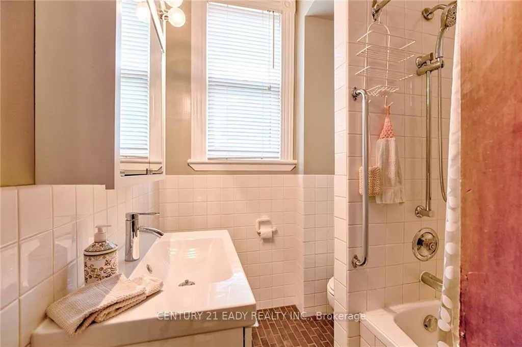 Photo 19 of 80 Munroe Avenue E, Renfrew — HOMEH