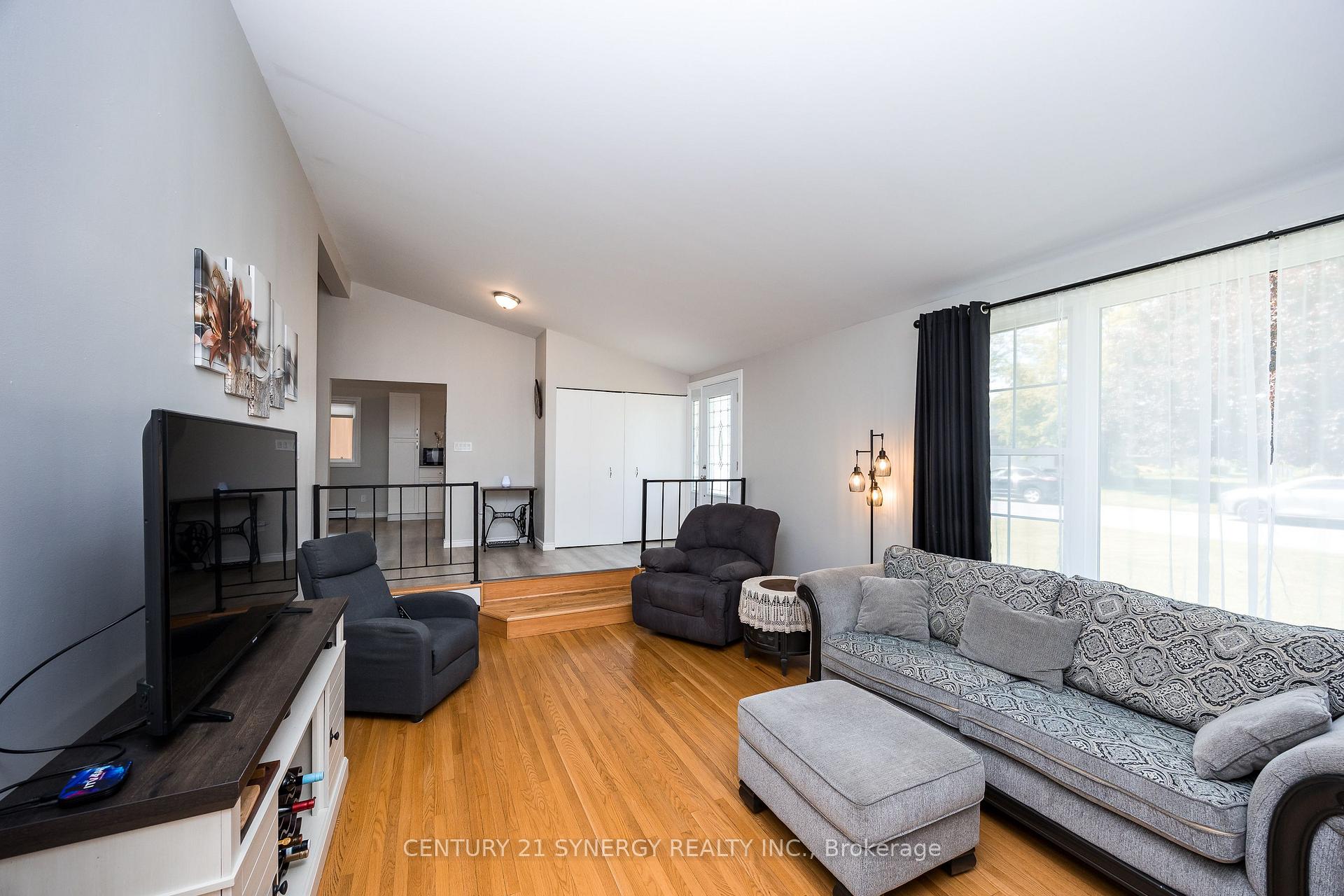 Photo 7 of 233 Allan Street, Smiths Falls — HOMEH