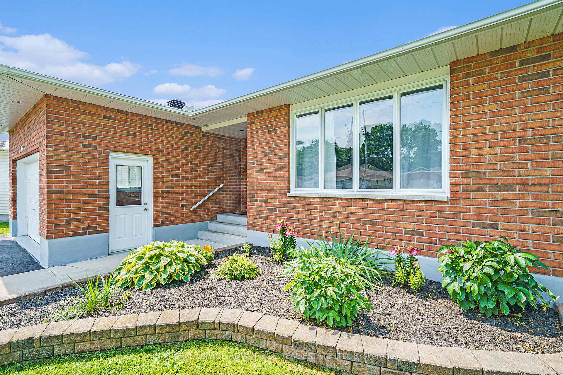 Photo 2 of 254 Glenwood Crescent, Smiths Falls — HOMEH