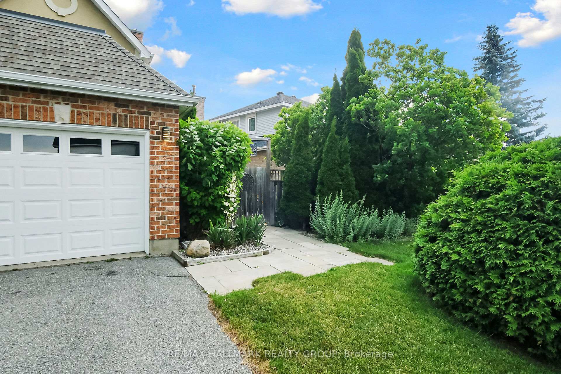 Photo 5 of 20 Arbuckle Crescent, Ottawa, Manordale — HOMEH