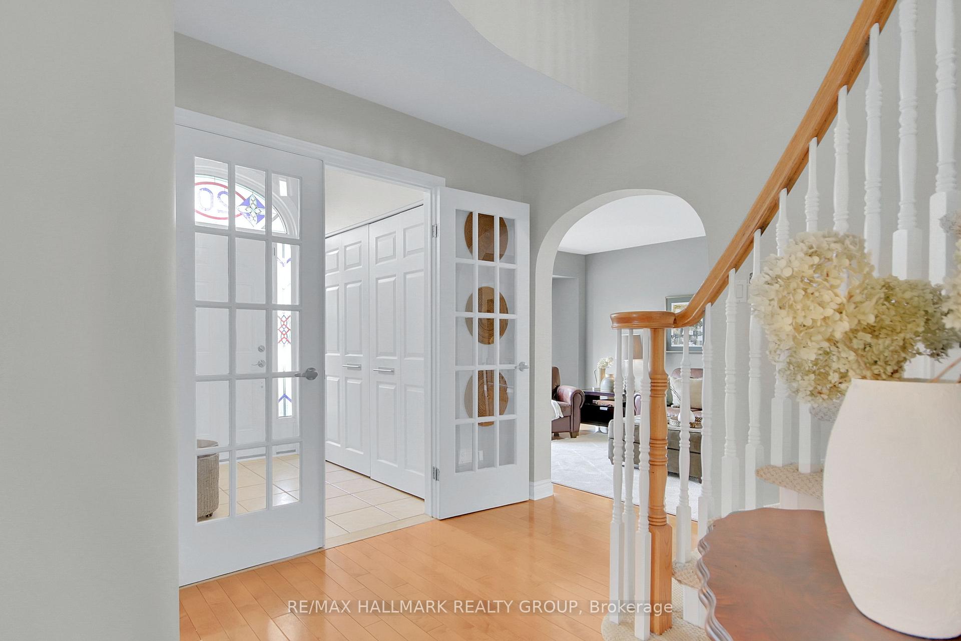 Photo 8 of 20 Arbuckle Crescent, Ottawa, Manordale — HOMEH