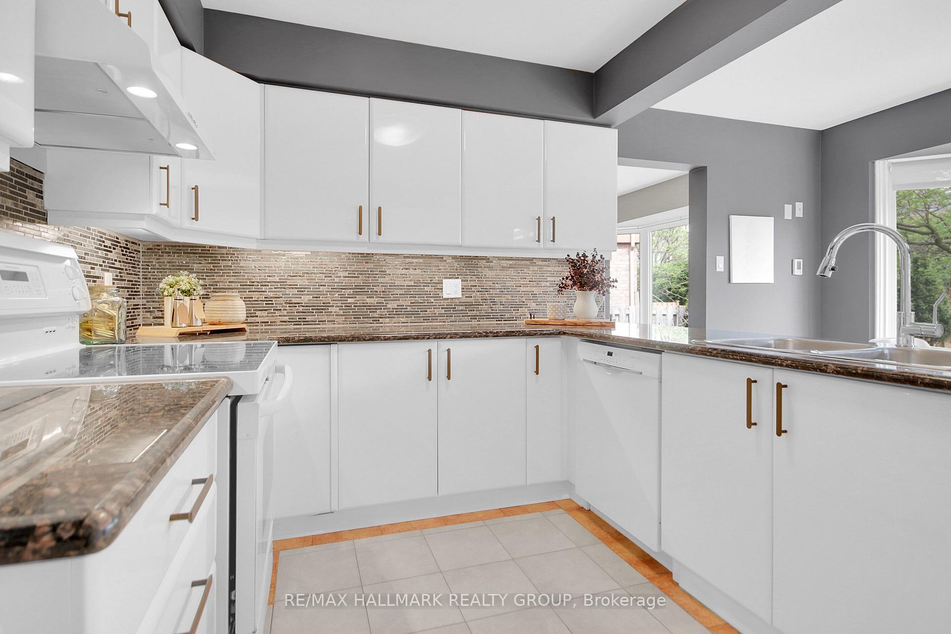 Photo 14 of 20 Arbuckle Crescent, Ottawa, Manordale — HOMEH