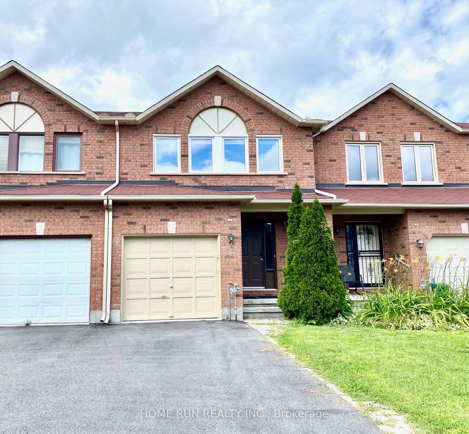 Front of 39 Westpointe Crescent
