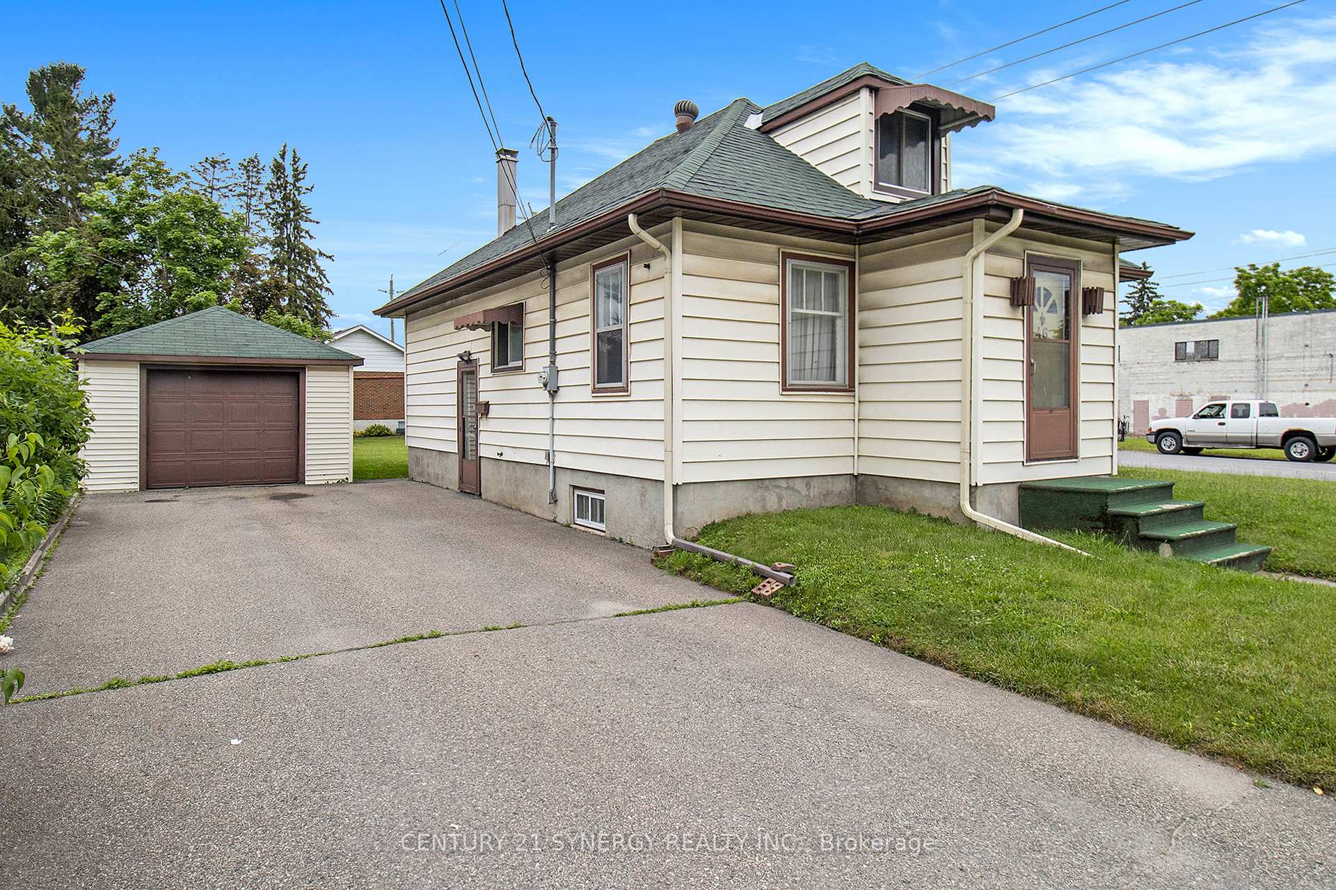 Photo 3 of 46 Cornelia Street E, Smiths Falls — HOMEH