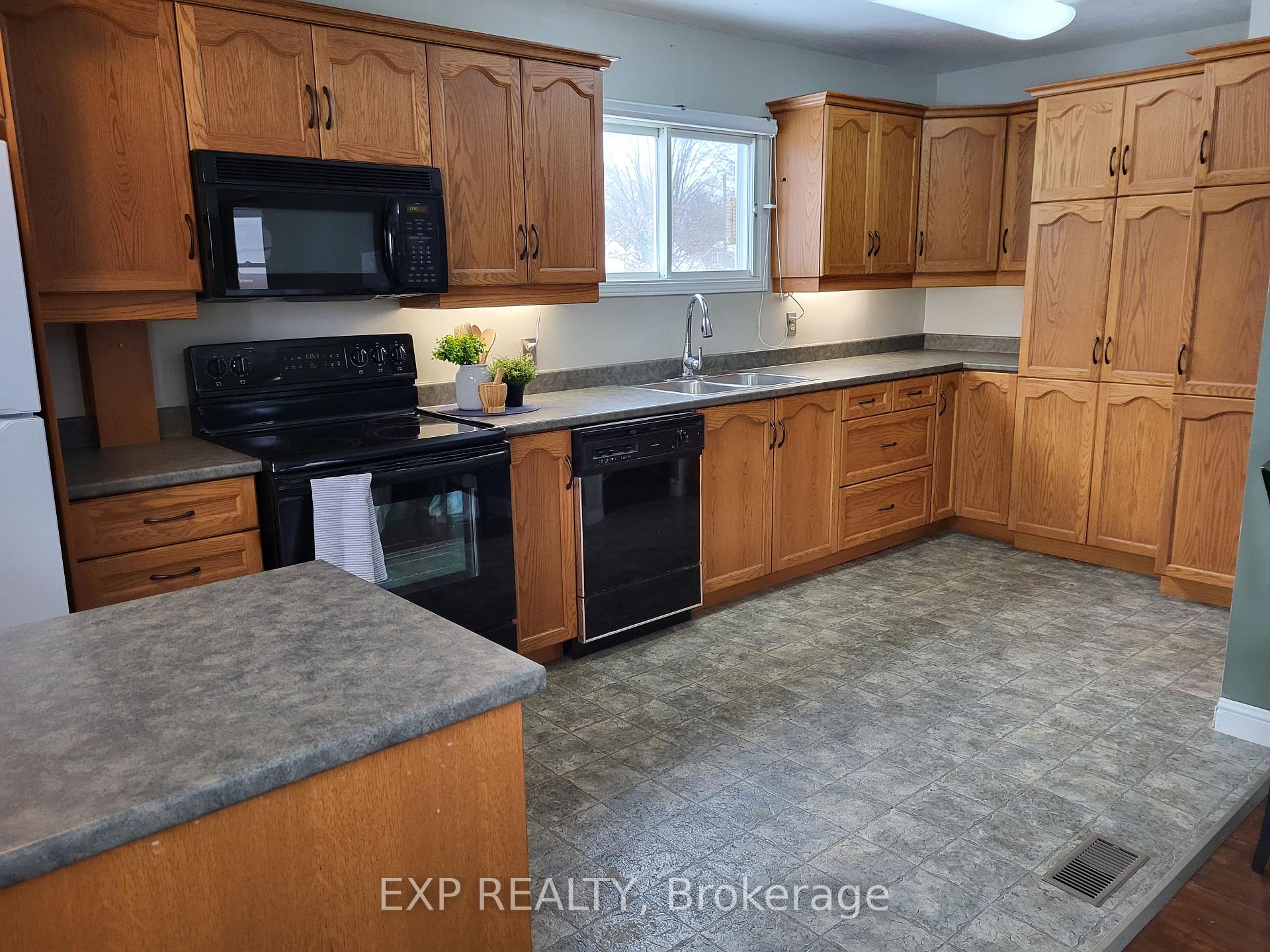Photo 3 of 340 Mcnab Avenue, Renfrew — HOMEH
