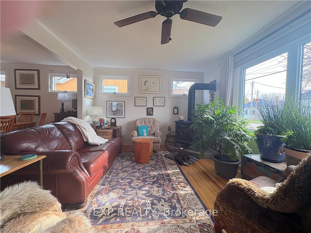 Photo 3 of 135 Peter Street, Renfrew — HOMEH