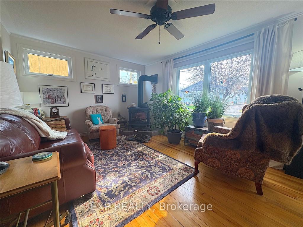 Photo 4 of 135 Peter Street, Renfrew — HOMEH