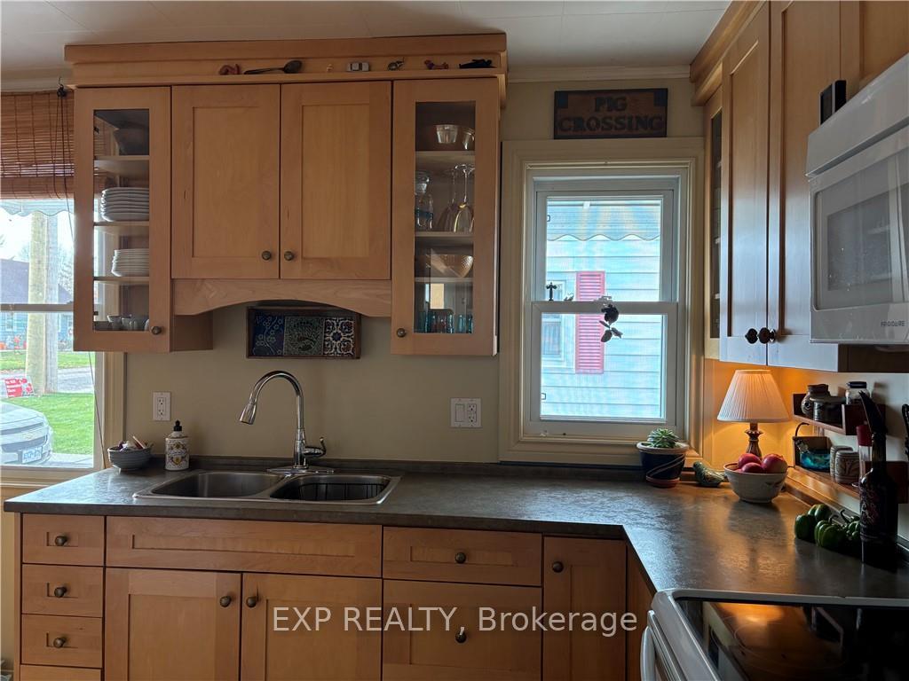Photo 7 of 135 Peter Street, Renfrew — HOMEH