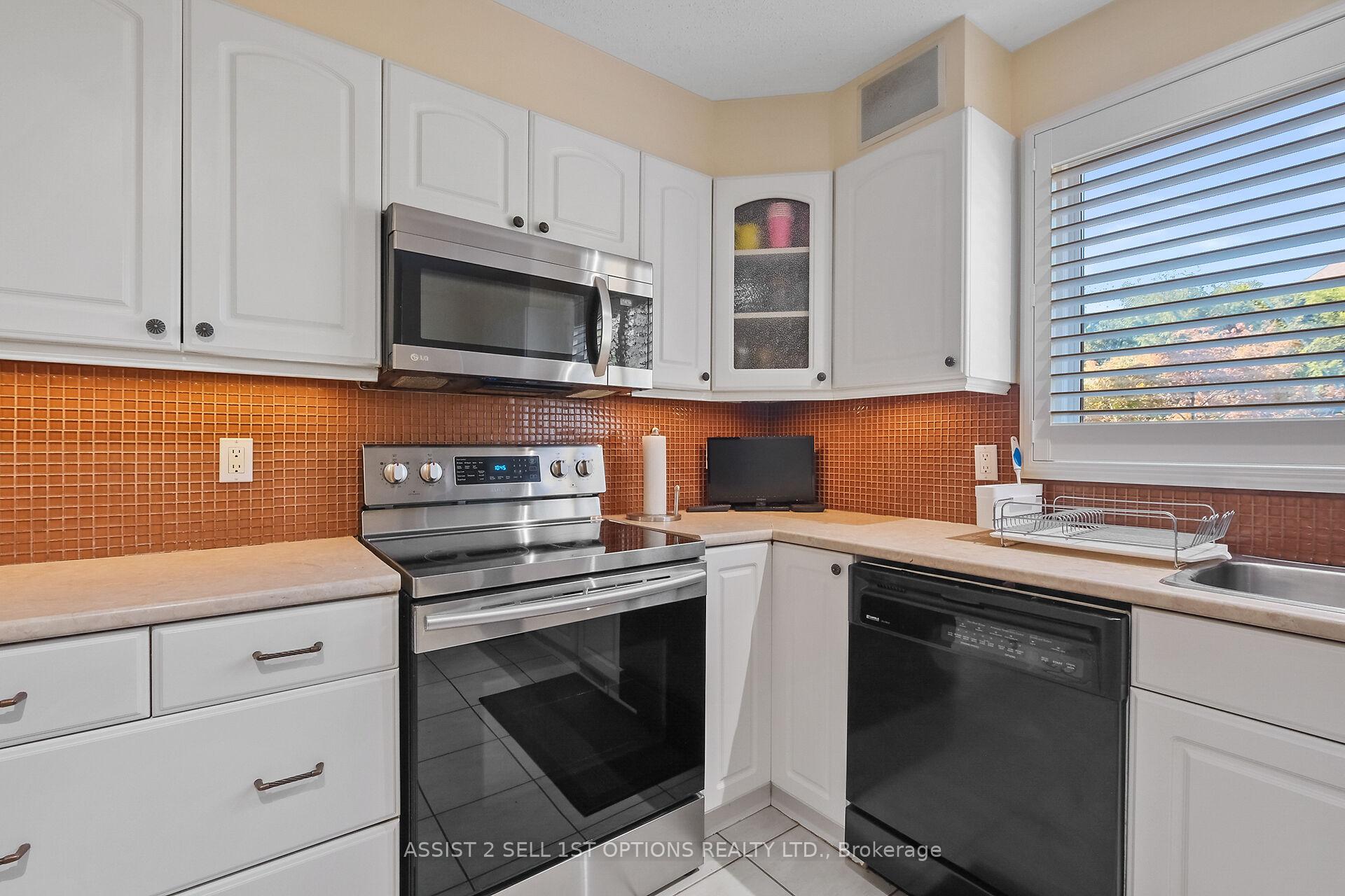 Photo 11 of 20 Colfax Street, Ottawa, Craig Henry/Woodvale — HOMEH