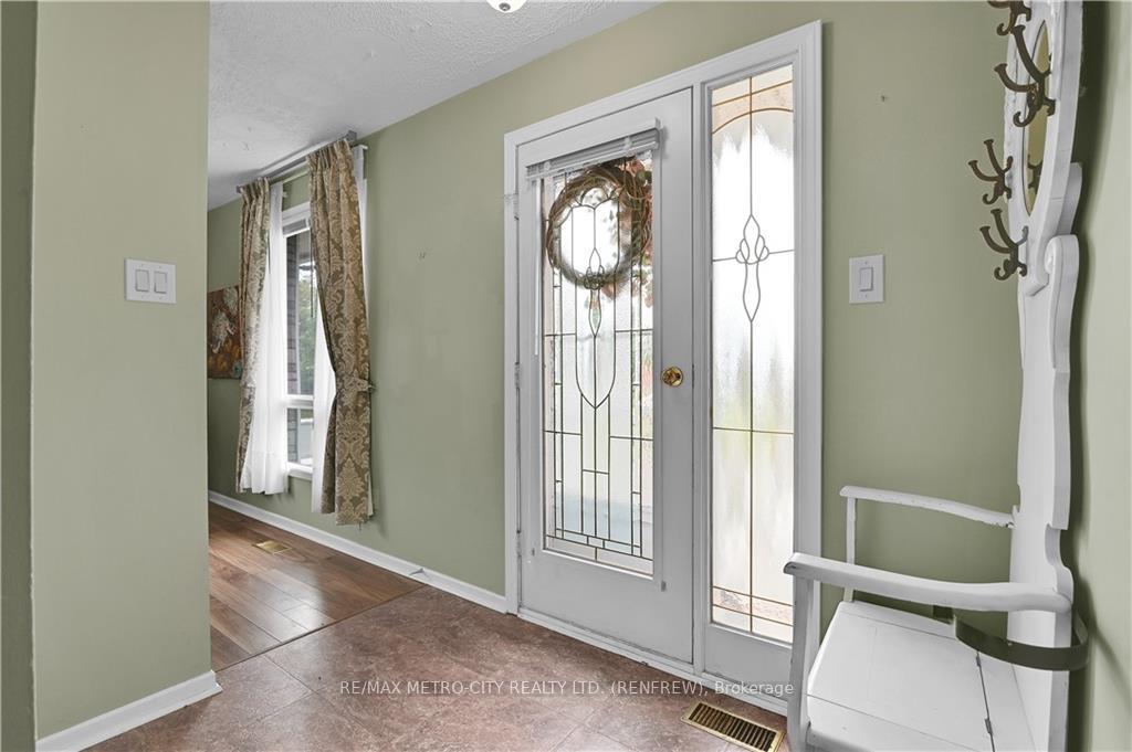 Photo 3 of 109 Lochiel Street S, Renfrew — HOMEH