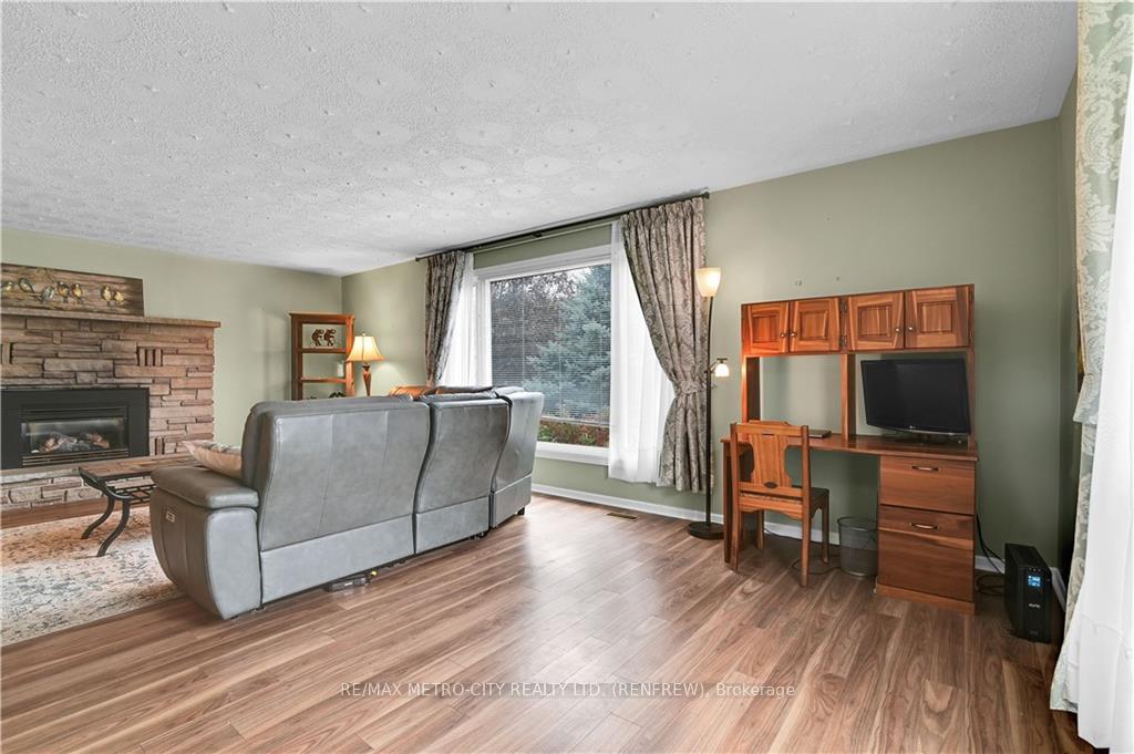 Photo 4 of 109 Lochiel Street S, Renfrew — HOMEH