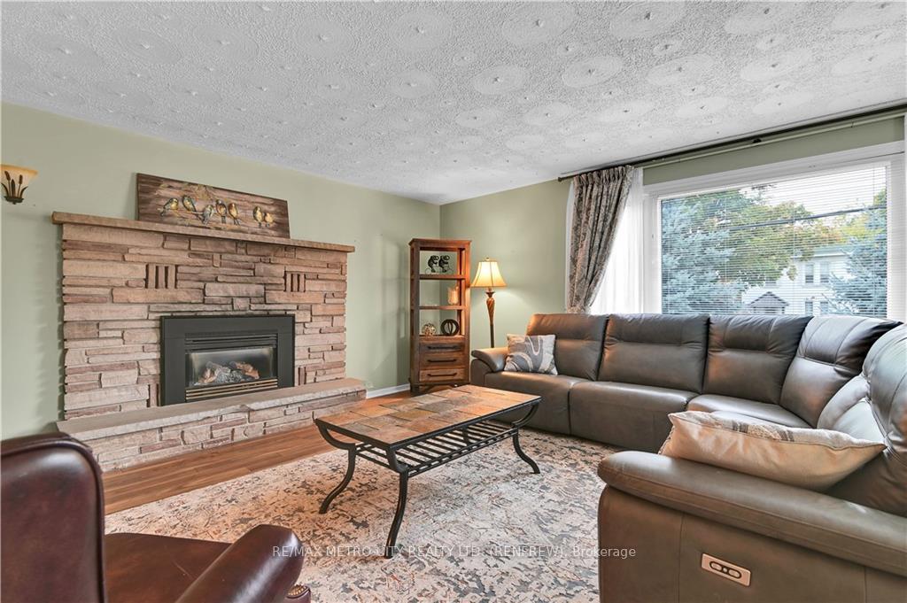 Photo 5 of 109 Lochiel Street S, Renfrew — HOMEH
