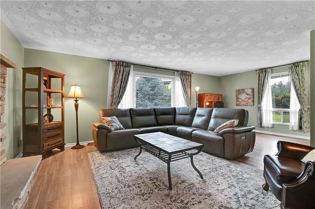 Photo 6 of 109 Lochiel Street S, Renfrew — HOMEH