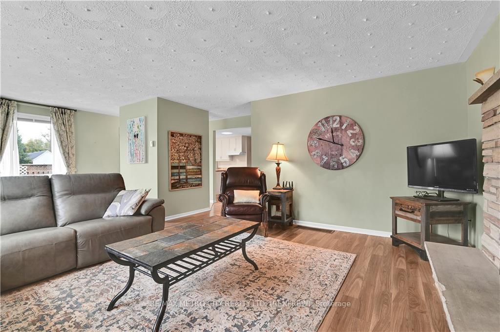 Photo 7 of 109 Lochiel Street S, Renfrew — HOMEH