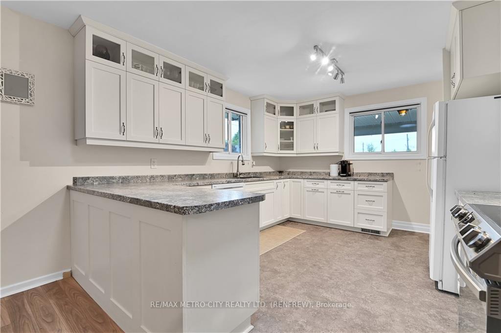 Photo 10 of 109 Lochiel Street S, Renfrew — HOMEH