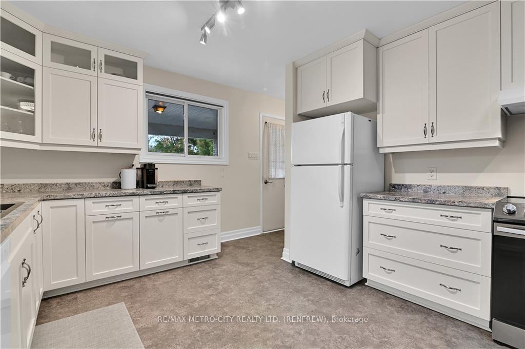 Photo 11 of 109 Lochiel Street S, Renfrew — HOMEH