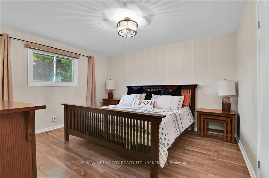 Photo 13 of 109 Lochiel Street S, Renfrew — HOMEH