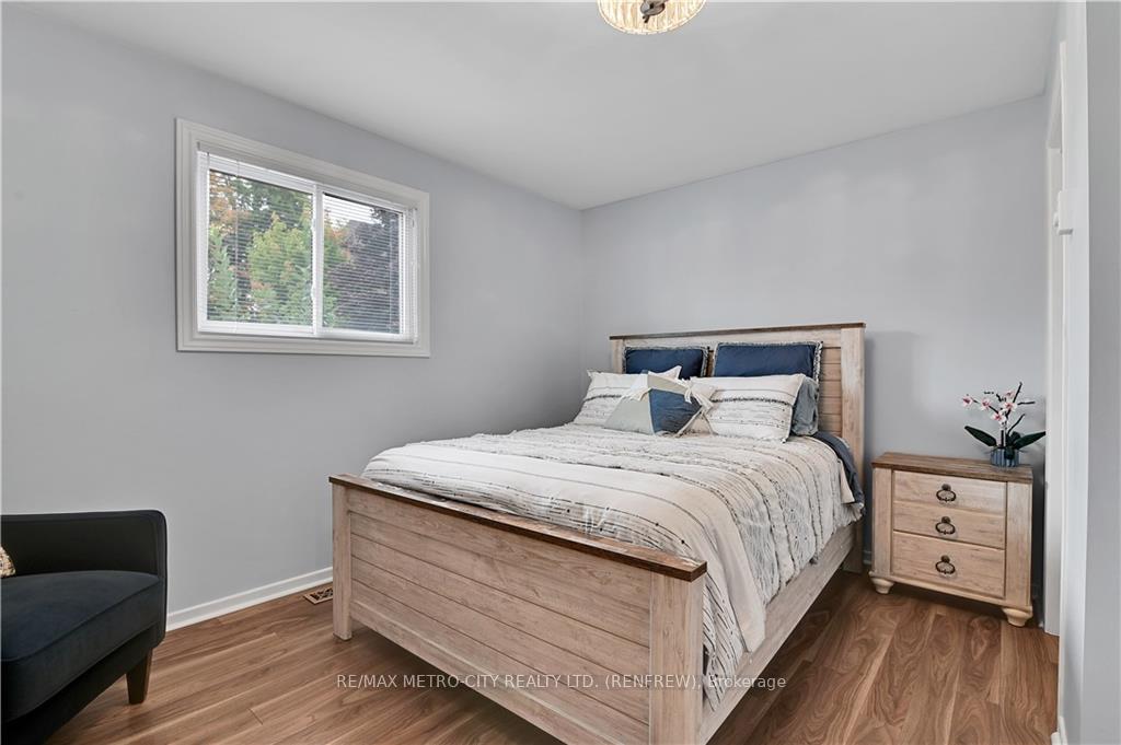 Photo 16 of 109 Lochiel Street S, Renfrew — HOMEH