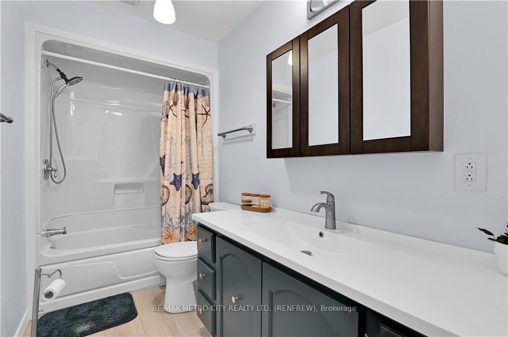 Photo 19 of 109 Lochiel Street S, Renfrew — HOMEH