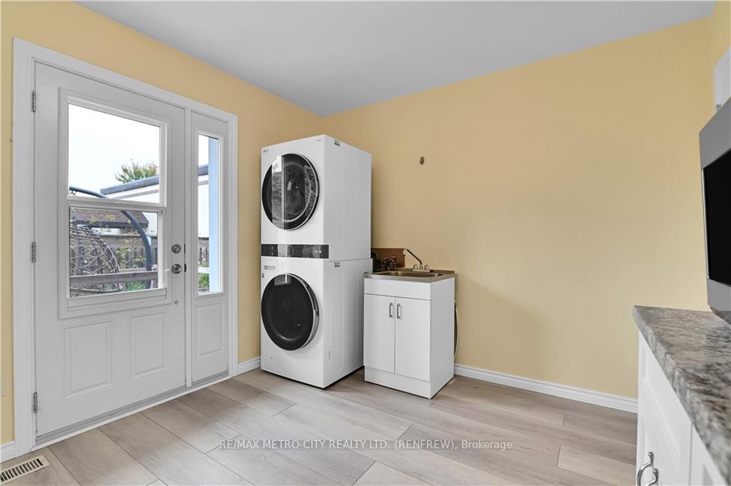 Photo 21 of 109 Lochiel Street S, Renfrew — HOMEH