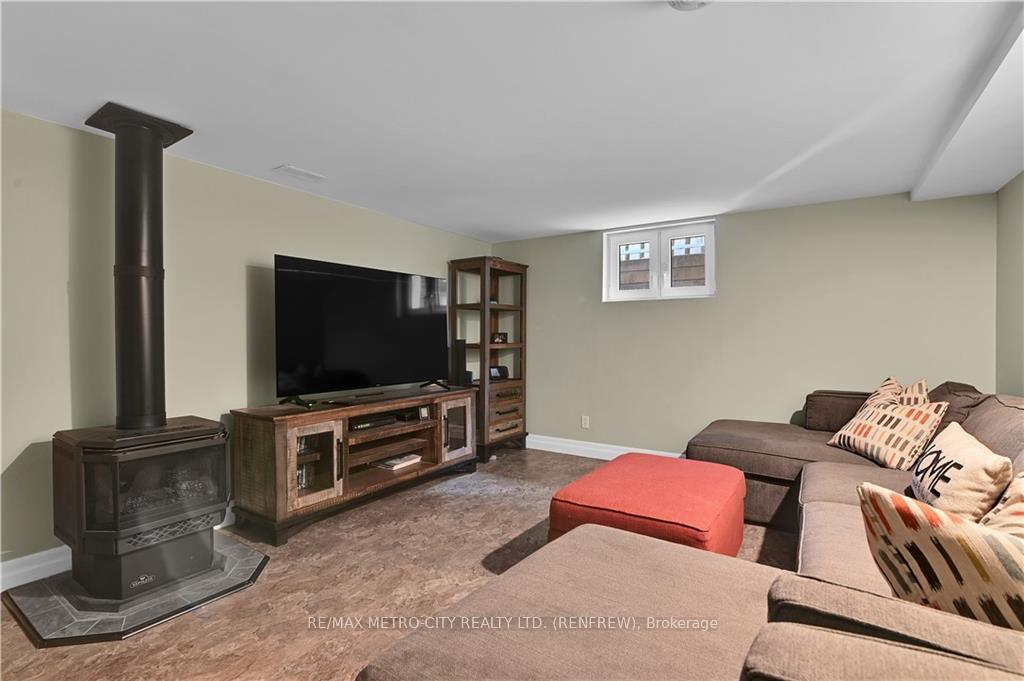 Photo 22 of 109 Lochiel Street S, Renfrew — HOMEH