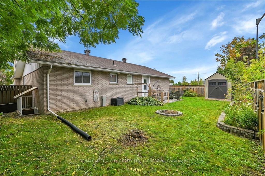 Photo 29 of 109 Lochiel Street S, Renfrew — HOMEH