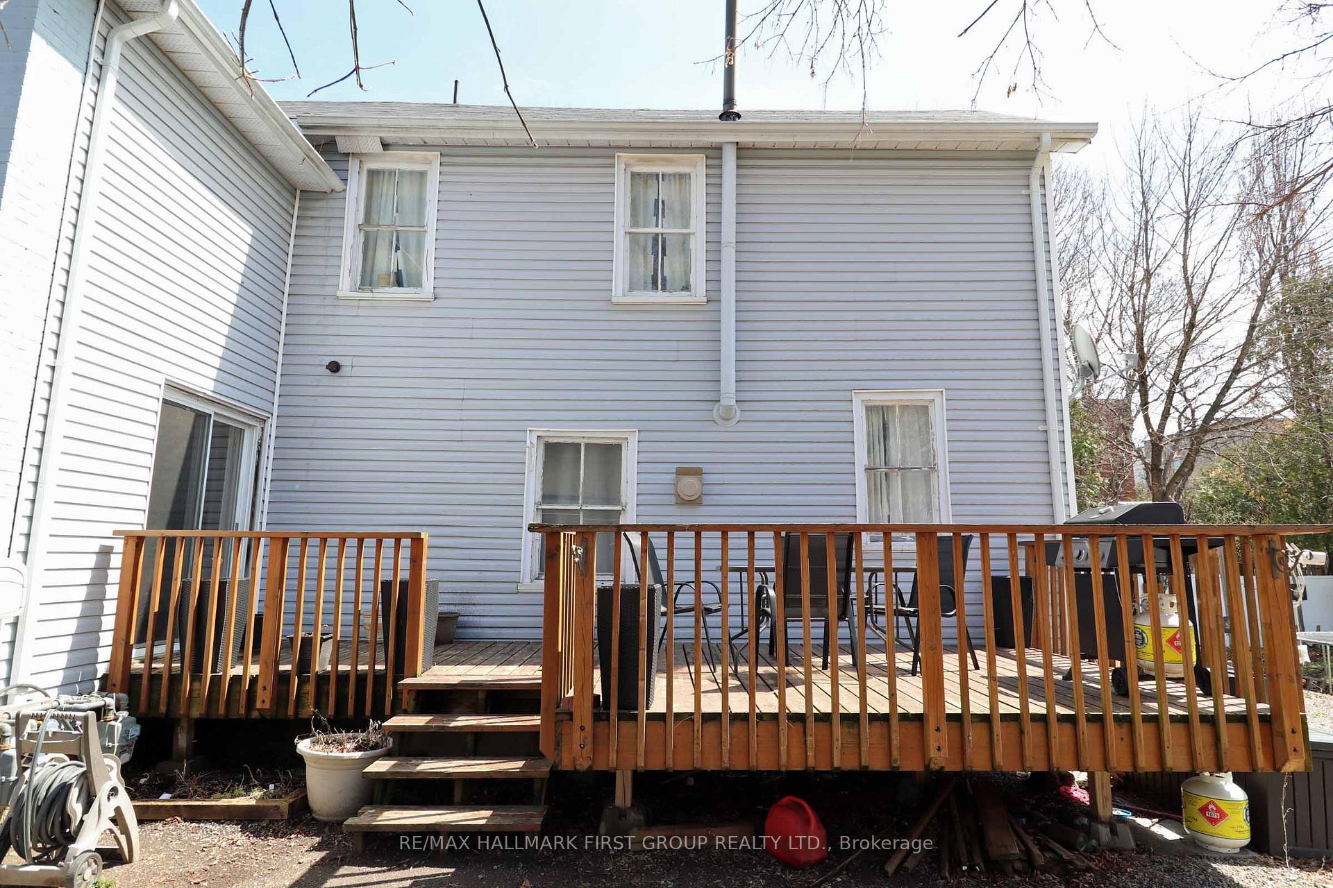 Photo 5 of 11 Russell Street W, Smiths Falls — HOMEH