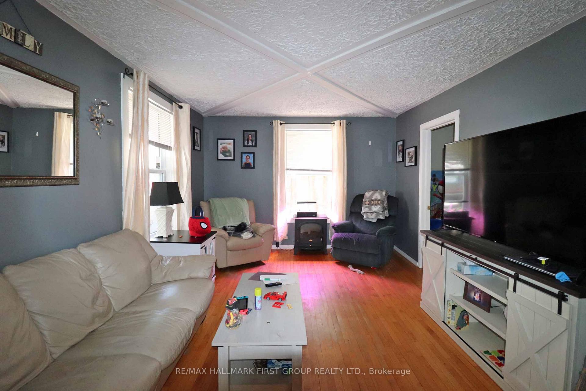Photo 8 of 11 Russell Street W, Smiths Falls — HOMEH
