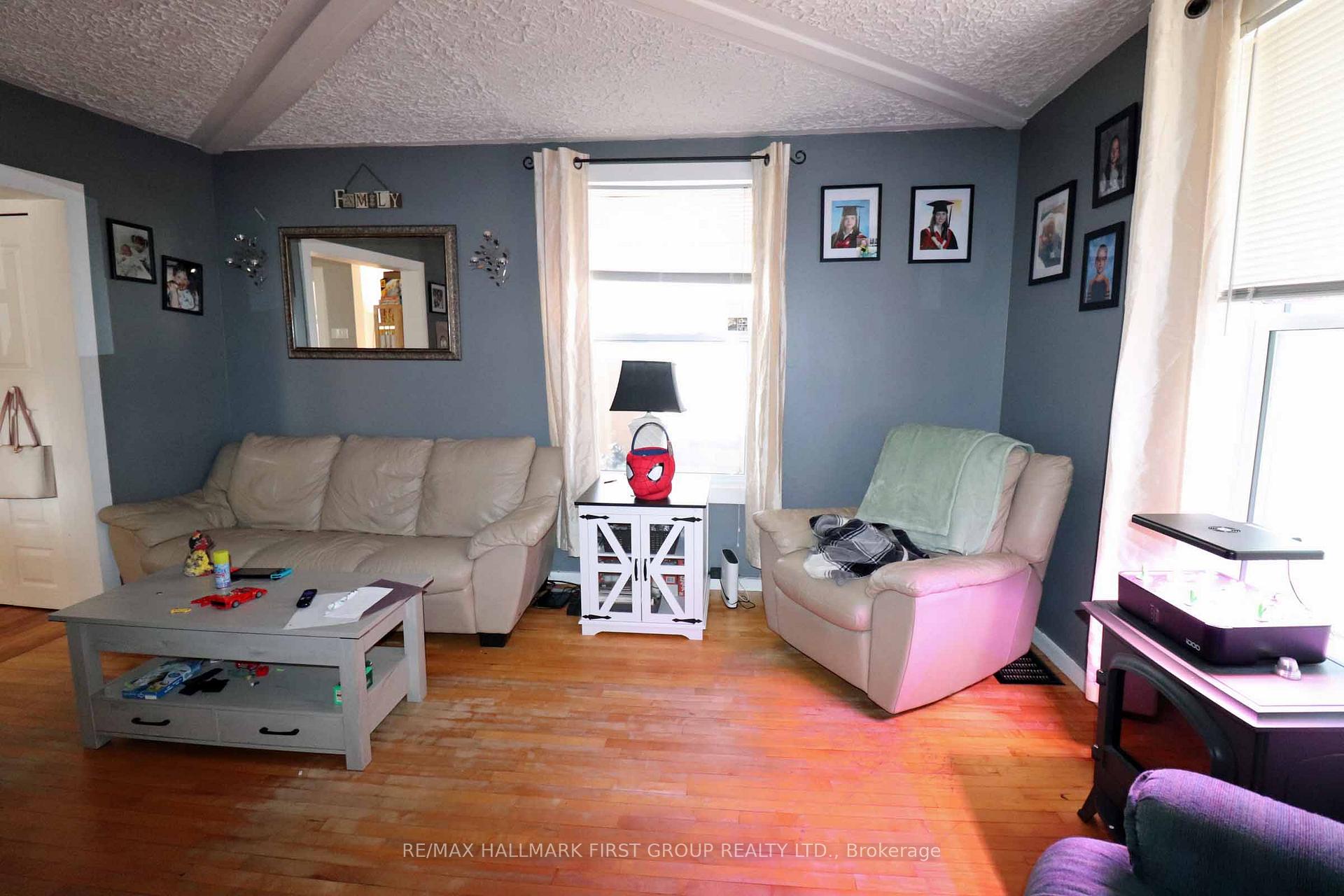 Photo 9 of 11 Russell Street W, Smiths Falls — HOMEH