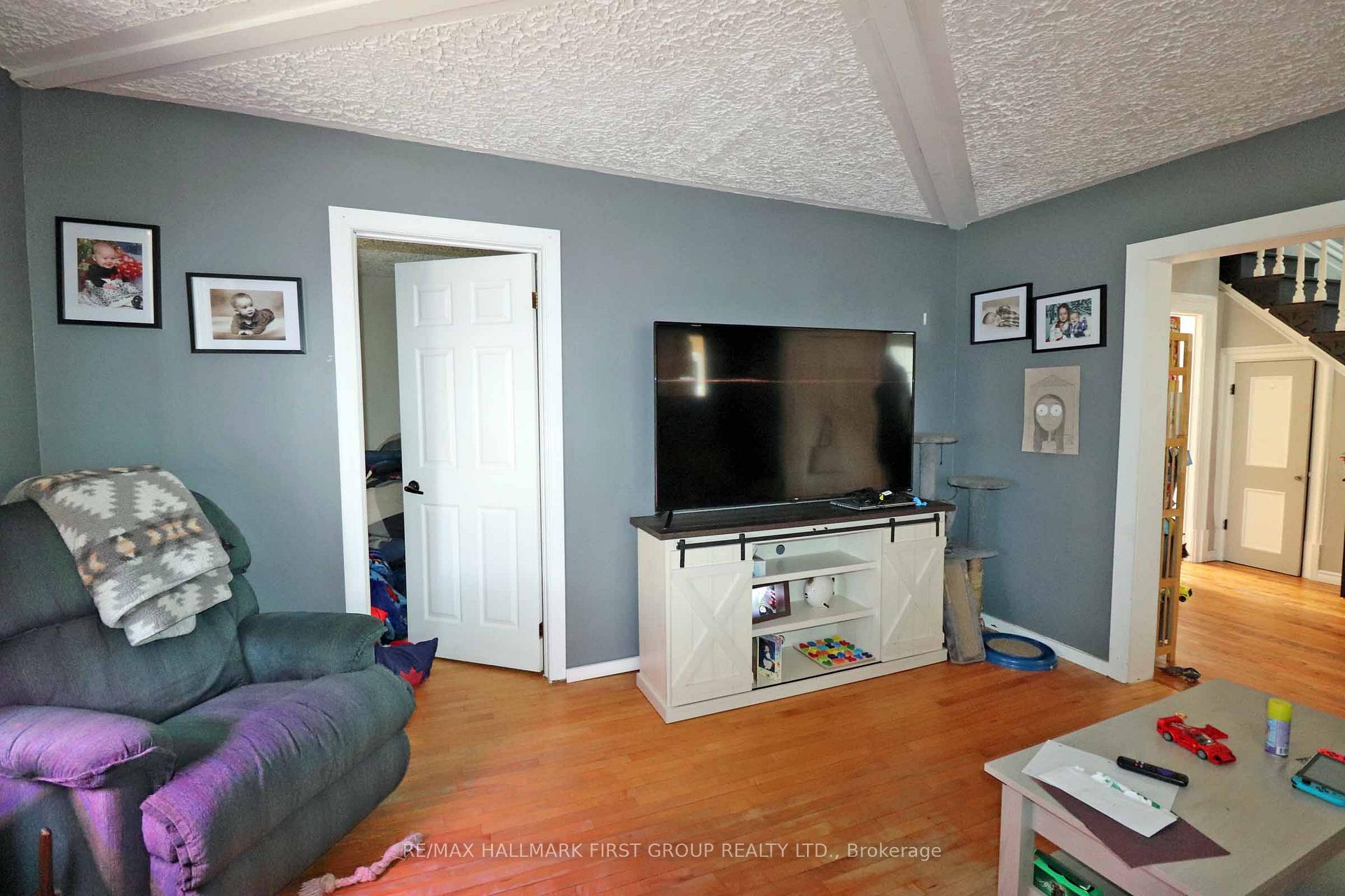 Photo 10 of 11 Russell Street W, Smiths Falls — HOMEH