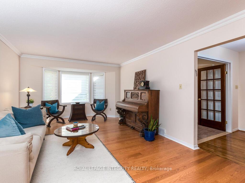 Photo 5 of 17 Arbuckle Crescent, Ottawa, Manordale — HOMEH