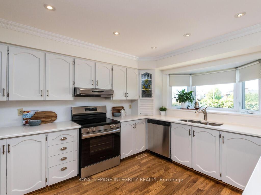 Photo 11 of 17 Arbuckle Crescent, Ottawa, Manordale — HOMEH
