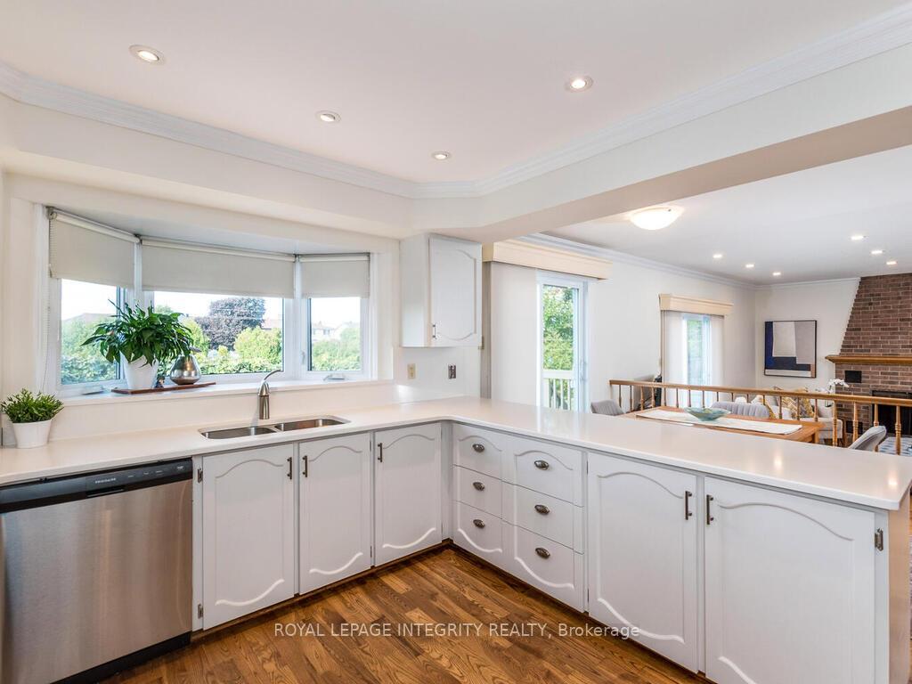 Photo 13 of 17 Arbuckle Crescent, Ottawa, Manordale — HOMEH