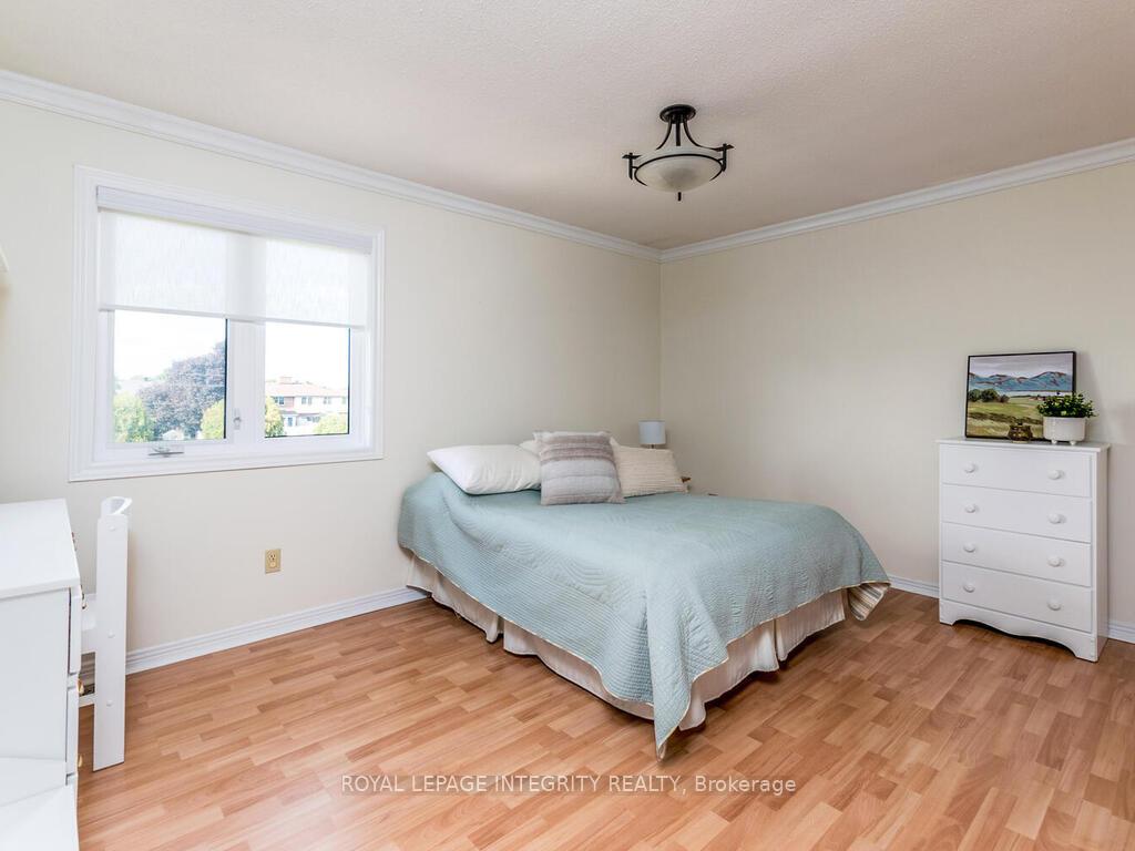 Photo 28 of 17 Arbuckle Crescent, Ottawa, Manordale — HOMEH
